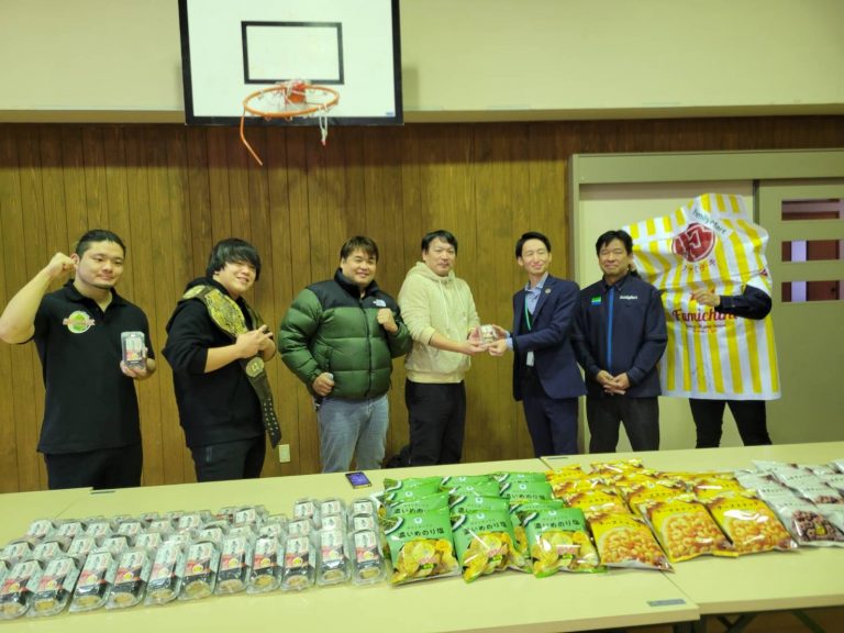 2/2栃木県宇都宮の児童養護施設『絆』にて、ジュニア2冠の馬場拓海と栃木プロレスの選手会長である永尾颯樹が今年も『恵方巻き』をプレゼント！イメージ