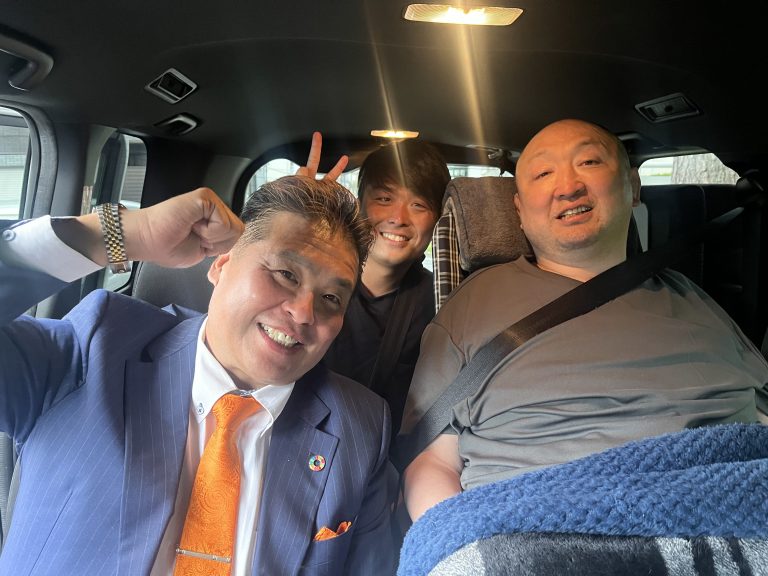 臼井伸太郎代表、北村彰基選手が大谷晋二郎選手に2026年1月1日後楽園ホール大谷エイド大会開催を報告させて頂きましたイメージ